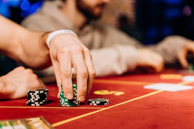 maksimtoto app interface showing slot tournaments and live-dealer options on mobile